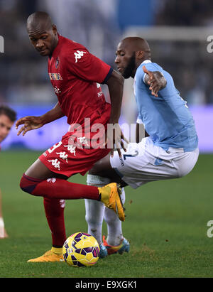 Roma, Italien. 3. November 2014. Mickaël Ciani (R) von Lazio wetteifert mit Segundo Ibarbo von Cagliari während ihrer Serie A Fußballspiel in Roma, Italien, am 3. November 2014. Lazio Rom gewann 4-2. © Alberto Lingria/Xinhua/Alamy Live-Nachrichten Stockfoto