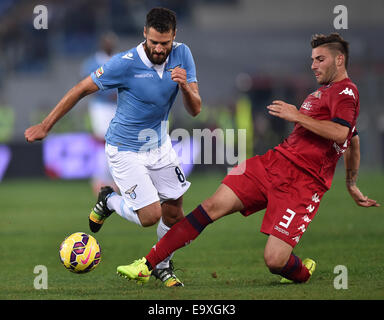 Roma, Italien. 3. November 2014. Antonio Candreva (L) von Lazio wetteifert mit Nicola Murru von Cagliari während ihrer Serie A Fußballspiel in Roma, Italien, am 3. November 2014. Lazio Rom gewann 4-2. © Alberto Lingria/Xinhua/Alamy Live-Nachrichten Stockfoto