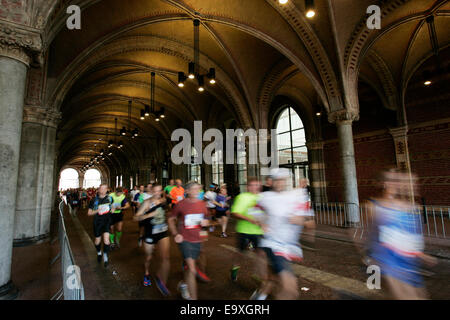 Marathon von Amsterdam die Teilnehmer laufen durch das Rijksmuseum in Amsterdam Stockfoto
