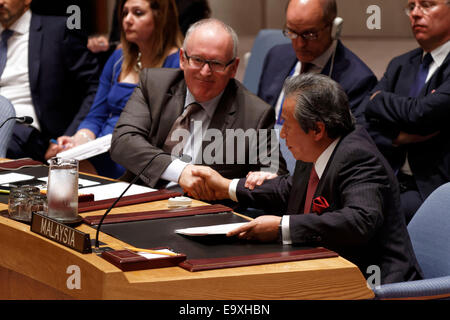 Malaysias Außenminister, schüttelt die Hand mit Niederlande Foreign Minister Frans Timmermans Anifah Aman (rechts) Stockfoto