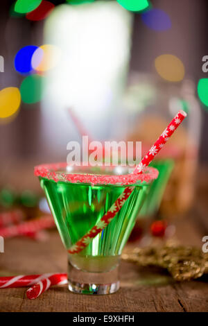 Weihnachten Smaragd Grün cocktail, zerquetscht Glas umrandet mit Zuckerstange. Großartige Getränke für Unterhaltung. Stockfoto