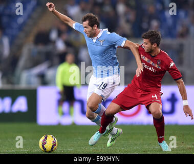 Roma, Italien. 3. November 2014. Senad Lulic (L) von Lazio wetteifert mit Lorenzo Crisetig von Cagliari während ihrer Serie A Fußballspiel in Roma, Italien, am 3. November 2014. Lazio Rom gewann 4-2. © Alberto Lingria/Xinhua/Alamy Live-Nachrichten Stockfoto