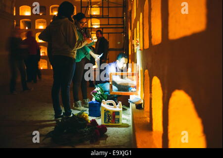 Oaxaca, Mexiko. 1. November 2014. Eine Familie fährt Blumen und Geschenke um das Grab eines Angehörigen am Friedhof San Miguel. Nick St.Oegger/ZUMA © Wire/ZUMAPRESS.com/Alamy Live-Nachrichten Stockfoto