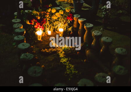 Oaxaca, Mexiko. 1. November 2014. Kerzen, Blumen und Opfergaben lag bei einem Grab auf dem Xoxocotlan Friedhof außerhalb von Oaxaca am Dia de Los Muertos. Nick St.Oegger/ZUMA © Wire/ZUMAPRESS.com/Alamy Live-Nachrichten Stockfoto