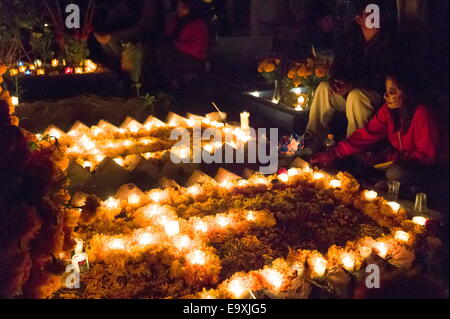 Oaxaca, Mexiko. 1. November 2014. Eine Familie feiert Dia de Los Muertos am Grab eines Verwandten auf dem Xoxocotlan Friedhof. Nick St.Oegger/ZUMA © Wire/ZUMAPRESS.com/Alamy Live-Nachrichten Stockfoto