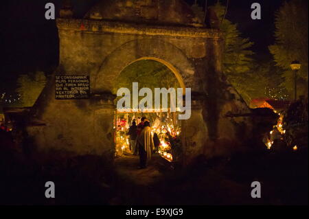 Oaxaca, Mexiko. 2. November 2014. Der Eingang zu einem Friedhof in der Stadt Atzompa am Morgen des 1. November, Dia de Los Muertos. Einwohner verbrachten die Nacht schmücken die Gräber ihrer Angehörigen besuchen und Essen zu Ehren der drei Tage Urlaub teilen. Nick St.Oegger/ZUMA © Wire/ZUMAPRESS.com/Alamy Live-Nachrichten Stockfoto