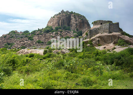 Die Ruinen des Forts Gingee in Tamil Nadu, östlich von Thiruvannamalai, auf einem Felsen gebaut. Stockfoto