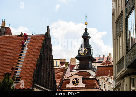 Malerische Aussicht auf das historische Zentrum von Prag: Häuser, Gebäude, Paläste, Sehenswürdigkeiten der Altstadt mit der charakteristischen und Pi Stockfoto