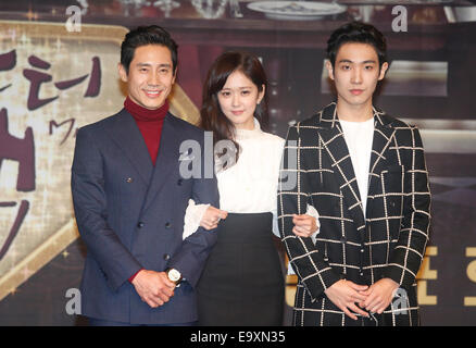 Shin Ha-Kyun, Jang Na-Ra und Joon(MBLAQ), 3. November 2014: südkoreanischer Schauspieler (L-R) Shin Ha-Kyun, Jang Na-Ra und Joon (Lee Joon) darstellen, während einer Pressekonferenz des koreanischen Drama, "Herr Back" in Seoul, Südkorea. © Lee Jae-Won/AFLO/Alamy Live-Nachrichten Stockfoto