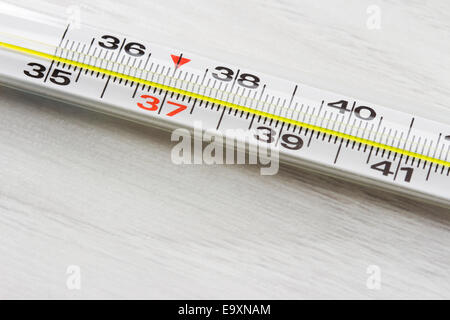 Thermometer zur Messung der Temperatur des Körpers Stockfoto