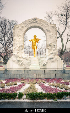 Strauss im Schneesturm Stockfoto