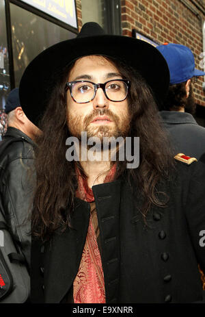 Prominente vor dem Ed Sullivan Theater für ihre Abkleben auf der Late Show with David Letterman.  Mitwirkende: Sean Lennon wo: New York, New York, Vereinigte Staaten von Amerika als: 1. Mai 2014 Stockfoto