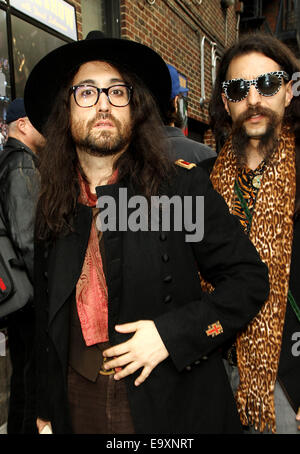 Prominente vor dem Ed Sullivan Theater für ihre Abkleben auf der Late Show with David Letterman.  Mitwirkende: Sean Lennon wo: New York, New York, Vereinigte Staaten von Amerika als: 1. Mai 2014 Stockfoto