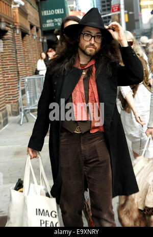 Prominente vor dem Ed Sullivan Theater für ihre Abkleben auf der Late Show with David Letterman.  Mitwirkende: Sean Lennon wo: New York, New York, Vereinigte Staaten von Amerika als: 1. Mai 2014 Stockfoto