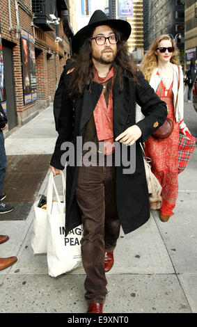 Prominente vor dem Ed Sullivan Theater für ihre Abkleben auf der Late Show with David Letterman.  Mitwirkende: Sean Lennon wo: New York, New York, Vereinigte Staaten von Amerika als: 1. Mai 2014 Stockfoto