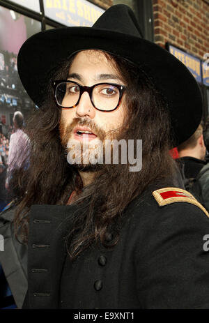 Prominente vor dem Ed Sullivan Theater für ihre Abkleben auf der Late Show with David Letterman.  Mitwirkende: Sean Lennon wo: New York, New York, Vereinigte Staaten von Amerika als: 1. Mai 2014 Stockfoto