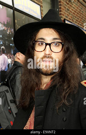 Prominente vor dem Ed Sullivan Theater für ihre Abkleben auf der Late Show with David Letterman.  Mitwirkende: Sean Lennon wo: New York, New York, Vereinigte Staaten von Amerika als: 1. Mai 2014 Stockfoto