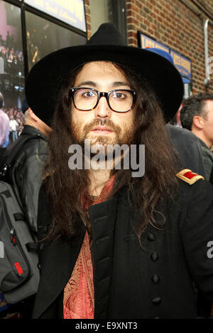 Prominente vor dem Ed Sullivan Theater für ihre Abkleben auf der Late Show with David Letterman.  Mitwirkende: Sean Lennon wo: New York, New York, Vereinigte Staaten von Amerika als: 1. Mai 2014 Stockfoto