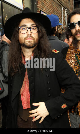 Prominente vor dem Ed Sullivan Theater für ihre Abkleben auf der Late Show with David Letterman.  Mitwirkende: Sean Lennon wo: New York, New York, Vereinigte Staaten von Amerika als: 1. Mai 2014 Stockfoto