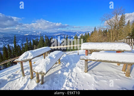 Eine Menge Schnee auf Tischen und Sitzgelegenheiten. Stockfoto