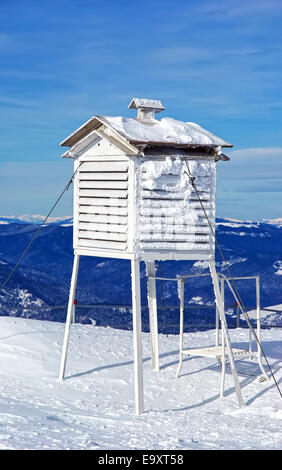 Wetterstation, Thermometer im Winter eingefroren. Stockfoto