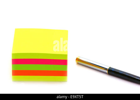 Stapel von Haftnotizen und Stift, Nahaufnahme. Stockfoto