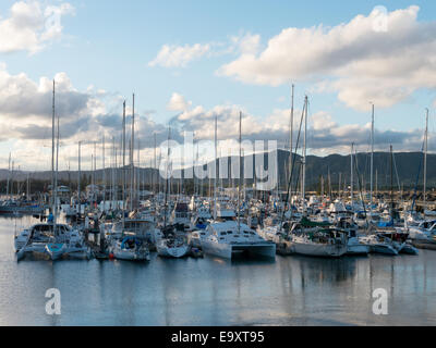 Gruppe von Yachten im Hafen festgemacht Stockfoto