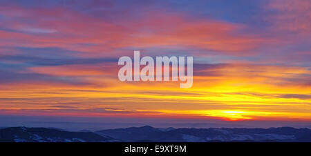 Wunderschönen goldenen Sonnenaufgang über den Bergen. Stockfoto