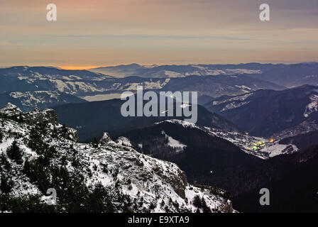 Lichter in der Nacht am Berg, rumänischen Karpaten. Stockfoto