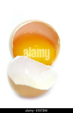 Schließen Sie herauf Bild eines gebrochenen Eies auf weiß Stockfoto
