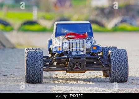 Spielen mit einem Radio gesteuerten Auto. Durch leistungsstarke dual Elektromotoren angetrieben, bieten diese remote gesteuerten Monster-Trucks Hallo Stockfoto