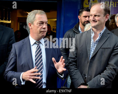 Douglas Carswell MP und Nigel Farage besuchen Rochester zum Öffnen eines neuen Büros auf der High Street und Mark Reckless zu unterstützen Stockfoto