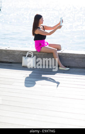 Eine junge Frau, die einen "Selfie" im freien Stockfoto