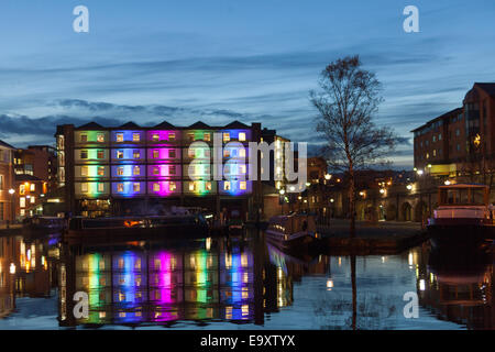 Der Straddle-Gebäude in Sheffield Canal Basin, Victoria Kais, nachts beleuchtet. Stockfoto