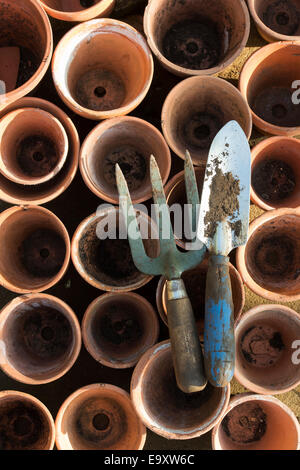 Garten Hand Kelle und Gabel auf alten Terrakotta-Blumentöpfe Stockfoto