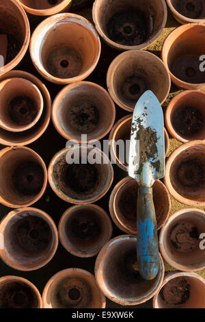 Garten Hand Kelle auf alten Terrakotta-Blumentöpfe Stockfoto