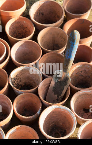 Garten Hand Kelle auf alten Terrakotta-Blumentöpfe Stockfoto