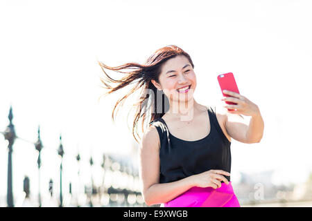 Eine junge Frau, die einen "Selfie" im freien Stockfoto