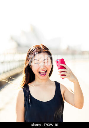 Eine junge Frau, die einen "Selfie" im freien Stockfoto