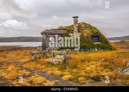 Kabine mit Rasen Dach nahe Hardangervidda National Park mit einem See im Hintergrund, Grafschaft Hordaland, Norwegen Stockfoto