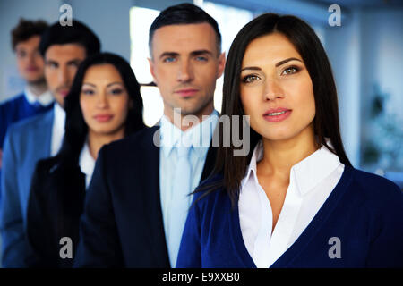 Gruppe von einem jungen Unternehmer, Blick in die Kamera Stockfoto
