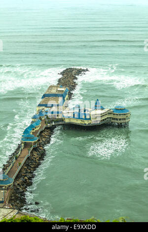 Das Restaurant La Rosa Nautica gebaut auf einem Pier auf der Küste von Lima, Peru Stockfoto