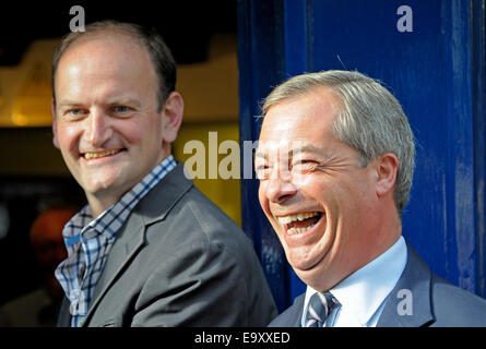 Douglas Carswell MP und Nigel Farage besuchen Rochester zum Öffnen eines neuen Büros auf der High Street und Mark Reckless voraus zu unterstützen Stockfoto