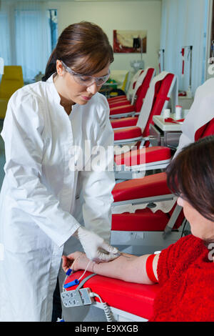 Krankenschwester und Patient Blutentnahme. Blutspenden in Blut-Labor. Stockfoto