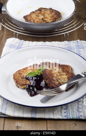 irische Rosine Boxty mit Pflaumenmus und Minze auf einem Teller Stockfoto