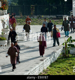 Bhutan Menschen zu Fuß auf einem Pfad in Thimphu, Bhutan Stockfoto
