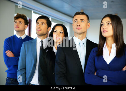 Gruppe von Geschäftsleuten im Büro. Freuen Sie sich auf der Oberseite. Stockfoto