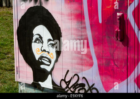 Graffiti Berlin Mauer Ziegel Womans Gesicht Schnurrbart Stockfoto