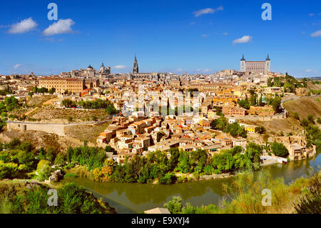 ein Panorama von Toledo, Spanien, mit den Tejo im Vordergrund und im Hintergrund die imposante Alcazar Stockfoto