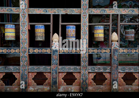 Gebetsmühlen im Tempel von Trongsa Dzong, Trongsa, Bhutan Stockfoto